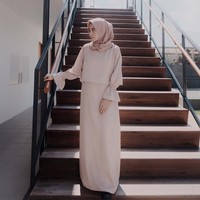 Selebgram yang dikenal dengan nama Nisa Cookie ini tampil feminin dalam hijab pastel yang matching antara busana juga kerudungnya. Gaya Nisa bisa menjadi inspirasi saat Lebaran nanti. Foto: Instagram