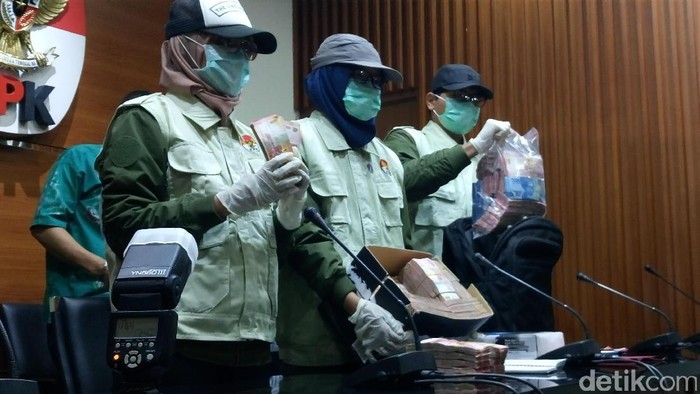 Penampakan Kardus Isi Uang Suap Gubernur Bengkulu