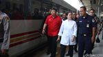 Puan Maharani Lepas Pemudik di Stasiun Senen