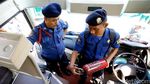 Petugas Damkar Periksa Peralatan Keselamatan dalam Bus