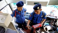Petugas pemadam kebakaran tengah memeriksa kelengkapan peralatan keselamatan di salah satu bus di Terminal Kampung Rambutan, Jakarta, Rabu (21/6/2017).