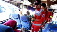 Petugas Palang Merah Indonesia (PMI) tengah menyapa para pemudi di dalam bus.