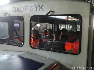 Kapolda DIY Bersama KAI Daop 6 Cek Jalur Kereta Api di Yogyakarta