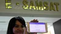 Aplikasi tersebut untuk mengecek pajak kendaraan bermotor sehingga memudahkan masyarakat untuk mengetahui nilai pajak kendaraan yang harus dibayarkan dan juga diharapkan bisa mengurangi jumlah penunggak wajib pajak kendaraan.  Foto: dok. Bank DKI