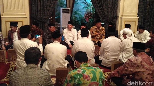 Sejumlah Tokoh Hadiri Pembagian Zakat dari Keuntungan Bank Mega Syariah
