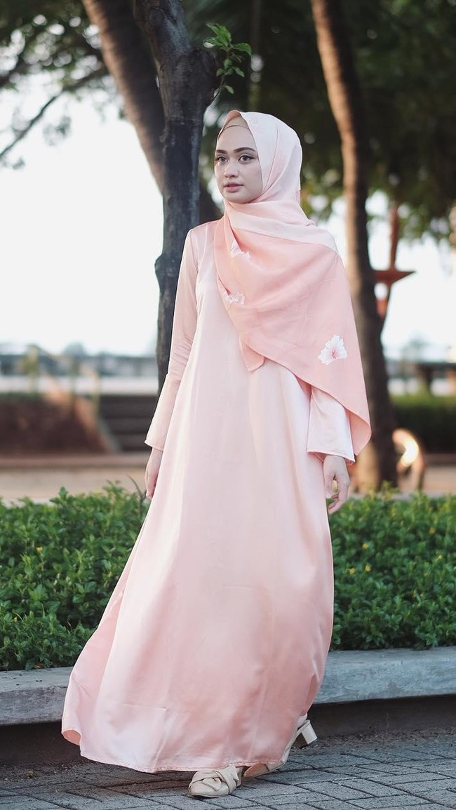 Gaya hijab pastel dengan pilihan warna pink muda sepertinya menjadi favorit hijabers Indonesia. Gaya hijab Shella Alaztha ini cocok diaplikasikan ketika Lebaran karena bahannya satin yang membuat penampilan semakin elegan. Foto: Instagram