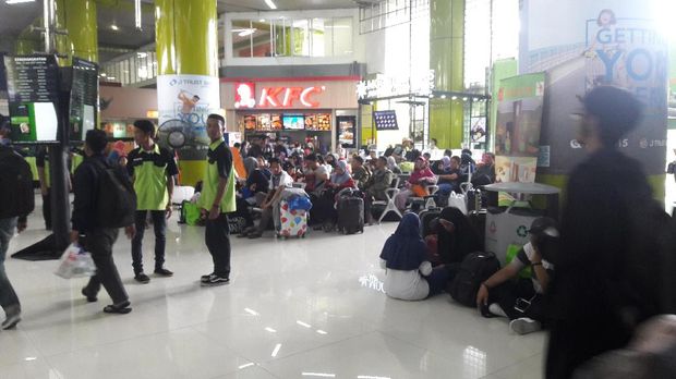Pemudik di Stasiun Gambir