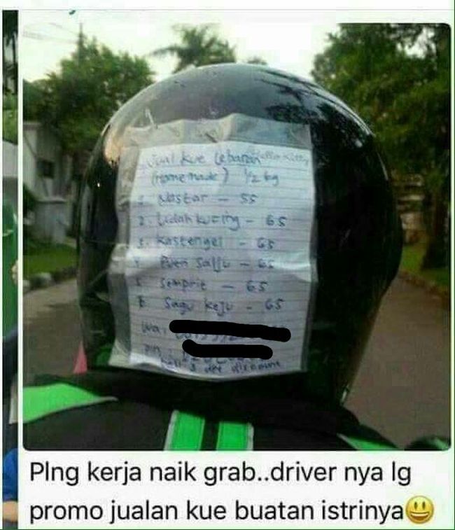 Cerita di Balik Foto Viral Iklan Kue di Helm Ojek Online