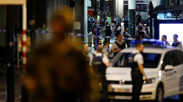 Sejumlah besar personel kepolisian Belgia dikerahkan ke lokasi