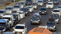 Para pemudik mengantre di Tol Cikampek.
