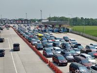 Kendaraan Antre di GT Palimanan Akibat Rest Area Penuh