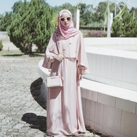 Hijab pastel berupa gamis dengan aksen cape yang memiliki sematan beads cantik sempat tren dan membuat penampilan terlihat anggun. Gamis ini dikenakan oleh selebgram asal Riau, Joyagh, yang bisa menjadi inspirasi baju Lebaran. Foto: Instagram