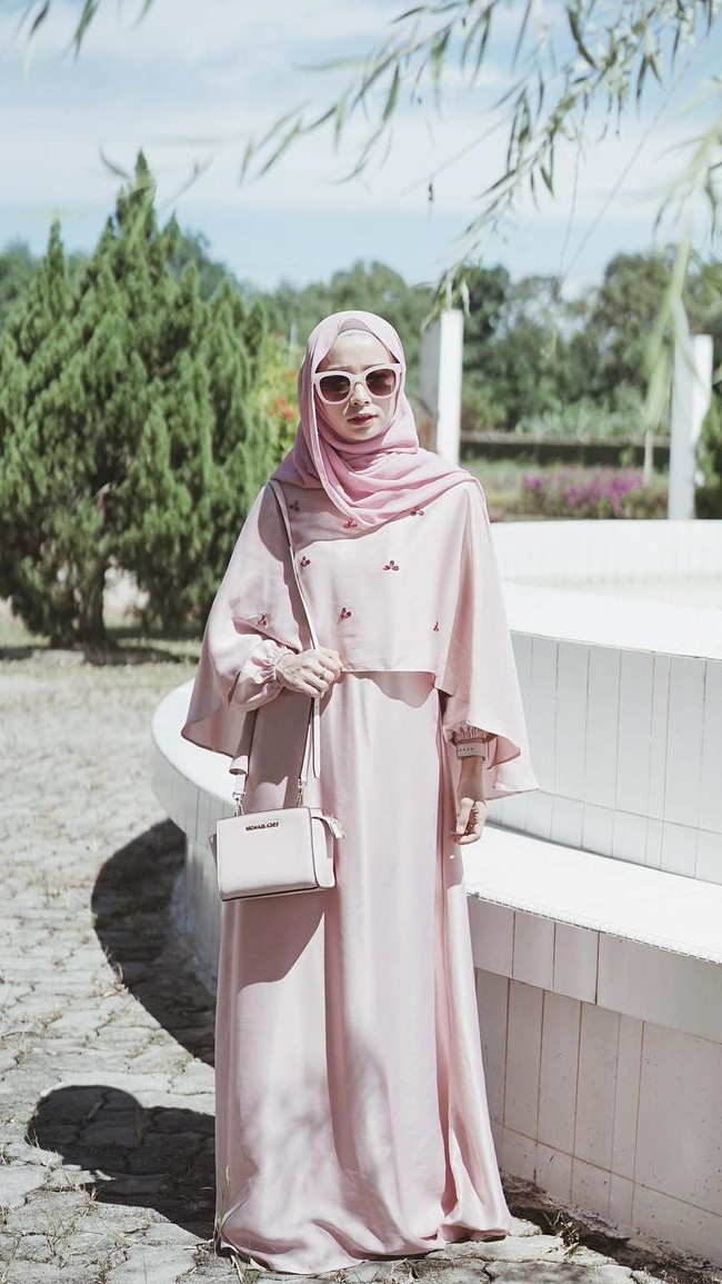 Hijab pastel berupa gamis dengan aksen cape yang memiliki sematan beads cantik sempat tren dan membuat penampilan terlihat anggun. Gamis ini dikenakan oleh selebgram asal Riau, Joyagh, yang bisa menjadi inspirasi baju Lebaran. Foto: Instagram