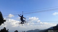 Untuk dapat berfoto sambil naik sepeda gantung, para pengunjung akan dikenakan biaya sebesar Rp 20 ribu sekali naik. Tidak mahal-mahal amat bukan? (Arbi Anugrah/detikTravel)