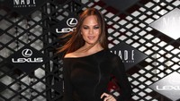 Istri John Legend ini pernah depresi akut hingga menangis tiap malam karena dibully terkait tubuh gemuknya. Chrissy Teigen menjadi rendah diri dan akhirnya mencoba mengubah mindset-nya menjadi lebih positif, yakni tak butuh opini orang lain atas bentuk tubuhnya. Foto: Getty Images