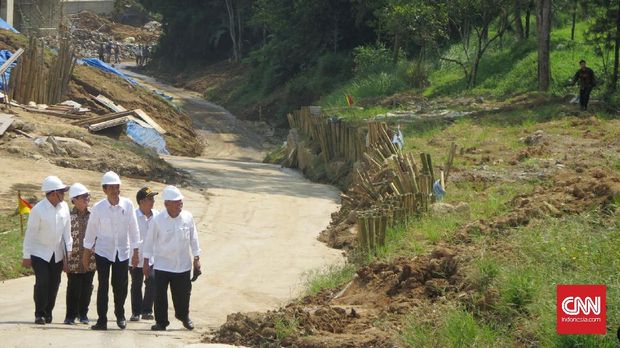 Presiden Joko Widodo saat meninjau perkembangan pembuatan jalan tol Bocimi, beberapa waktu lalu.