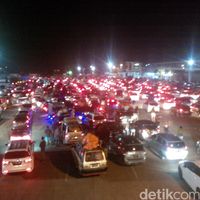 Antrean Mobil Padati Dermaga di Pelabuhan Merak