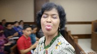 Ifa Sudewi berjalan meninggalkan Pengadilan Tipikor, Jakarta.