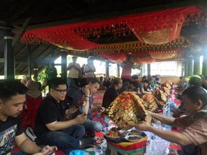 Prosesi Pemudik Minang, Makan Bajamba!