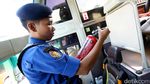 Petugas Damkar Periksa Peralatan Keselamatan dalam Bus