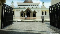 Ini adalah gerbang utama dari Masjid Agung Babussalam. Pada teras marmer yang cantik, kamu harus melepaskan alas kaki di sini (Bonauli/detikTravel)