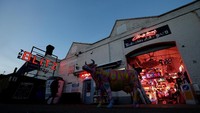 Pintu masuk ke dalam galeri Gods Own Junkyard Cafe and Gallery, di London, Inggris. Kita disambut patung sapi! (Russel Boyce/ REUTERS)