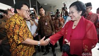 Megawati disambut Ketua DPD Oesman Sapta Odang saat tiba di Komplek Parlemen, Senayan, Jakarta, Rabu (21/6/2017).