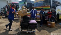 Poter membawa barang-barang milik penumpang.