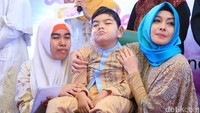 Terry Putri menyisihkan sebagian rezekinya, termasuk membantu anak yang menderita paru-paru bocor. Foto: Ismail/detikHOT