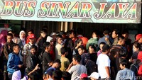 Antrean pemudik di loket agen resmi pembelian tiket bus Sinar Jaya mengalami lonjakan.