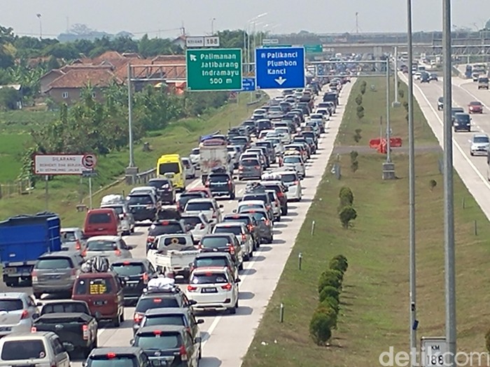 Kendaraan Antre di GT Palimanan Akibat Rest Area Penuh