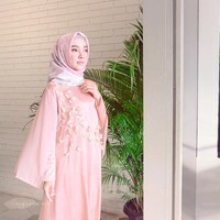 Tampil anggun saat Lebaran dengan inspirasi gaya hijab pastel dari Ayu Indriati. Ia mengenakan dress dengan aplikasi detail yang cantik. Foto: Instagram
