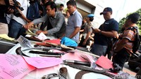Tak hanya para preman, hasil operasi cipta kondisi berupa barang bukti kejahatan seperti, samurai, parang, celurit dan beberapa senjata api.