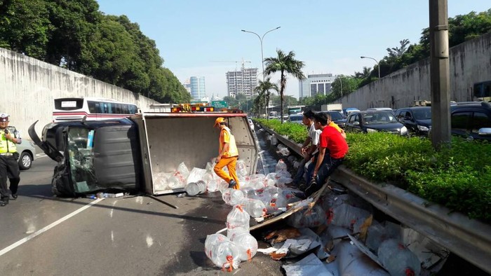 Truk Terguling di Tol JORR Arah Pondok Indah, Muatan Air Tercecer