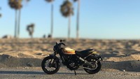 Mach 2.0 hadir dengan setang rendah, jok Flat Track Pro, knalpot hitam dan cover cylinder head hitam, Foto: Pool
