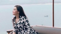 Saat tampil elegan dengan dress hitam-putih, Maia Estianty juga sukses mencuri hati para netizen. Dok. Instagram/maiaestiantyreal