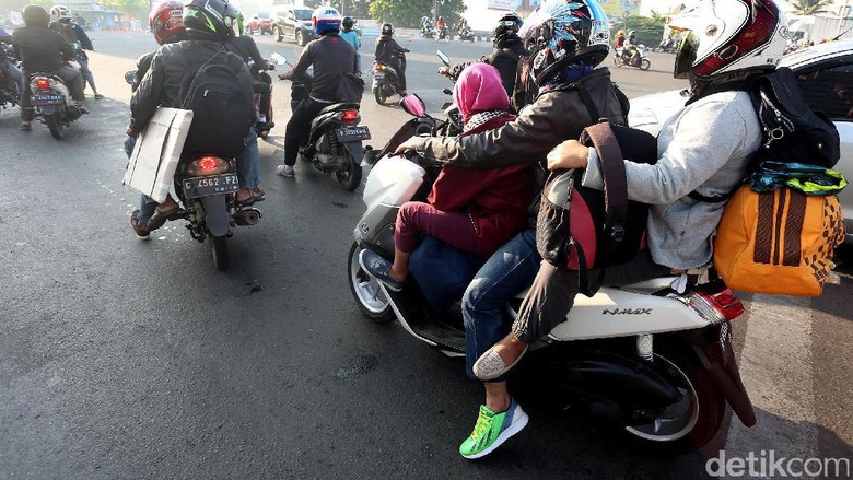 Ajak Anak Mudik Naik Motor, Aman Nggak Sih?