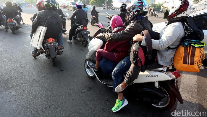 Pemudik dengan sepeda motor mulai bergerak meninggalkan Jakarta. Seperti terlihat di Jalan Raya Kalimalang, Rabu (21/06/2017).