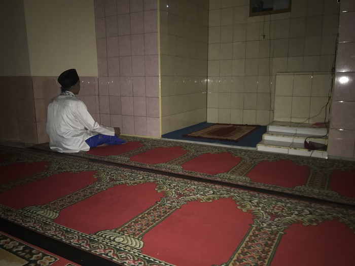 Suasana itikaf di Mesjid Baitul Amanah di  Pasar Cibogo, Blok 23, Kelurahan Sukawarna, Sarijadi, Kota Bandung, Rabu (21/6/2017) dinihari. (M Sufyan Abdurrahman)