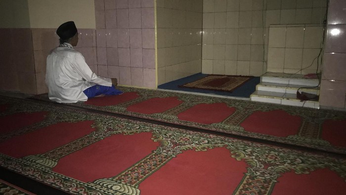Suasana itikaf di Mesjid Baitul Amanah di  Pasar Cibogo, Blok 23, Kelurahan Sukawarna, Sarijadi, Kota Bandung, Rabu (21/6/2017) dinihari. (M Sufyan Abdurrahman)