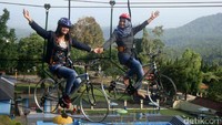 Sepeda gantung (zip bike) diadopsi dari wahana sepeda gantung yang ada di Maribaya, Bandung. Pengunjung bisa mengayuh sepeda di ketinggian sambil berfoto-foto (Arbi Anugrah/detikTravel)