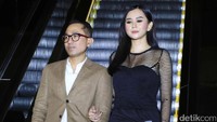 Aura Kasih bersama Lukman Sardi saat ditemui di Grand Indonesia, Jakarta Pusat pada Selasa (20/6) malam. Pool/Ismail/detikFoto.