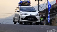 Kendaraan berpelat nomor Jakarta mulai melintas di Nagreg.