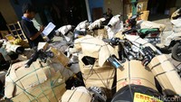 Petugas ekspedisi mendata sejumlah motor yang akan dikirim ke beberapa daerah di pulau Jawa.