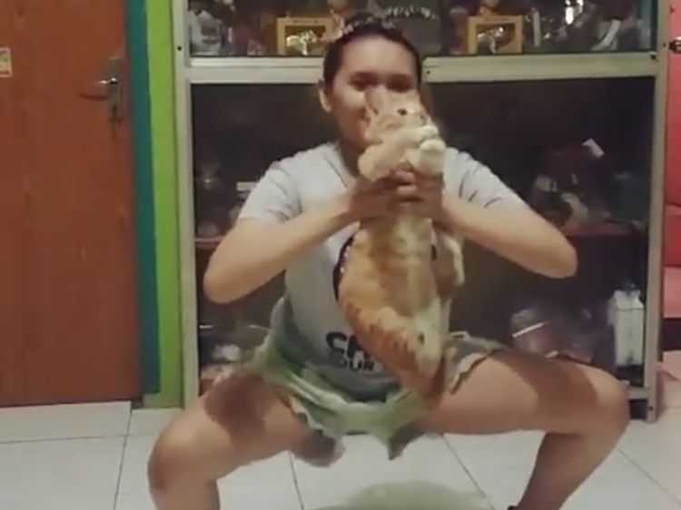 Jadi Pengganti Beban, Serunya Squat Bareng Piaraan Lucu