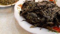 Makan nasi hangat makin nikmat dengan pelengkap daun singkong dan sambal hijau.