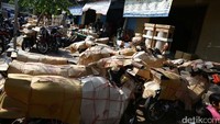 Ada ratusan motor yang siap dikirim.