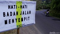 Bekas longsor terjadi di beberapa titik hampir memakan setengah badan jalan, namun kondisinya sudah diperbaiki. Selain itu, ada beberapa pembatas jalan yang ambles. Pool/Wisma Putra.