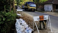 Penampakan salah satu titik longsor di jalur alternatif Subang-Sumedang. Pool/Wisma Putra.