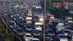 Ribuan Kendaraan Pemudik Mulai Padati Tol Cikampek